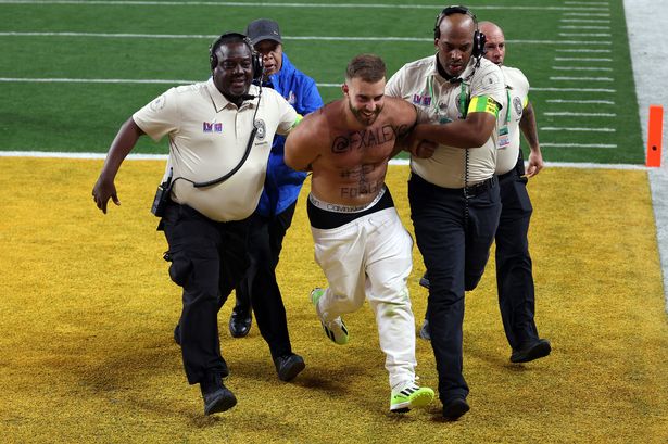 Streakers piled on by security during Super Bowl 2024 as Chiefs take on 49ers