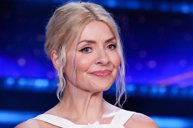 Holly Willoughby stuns Dancing on Ice fans with show-stopping gown on live show