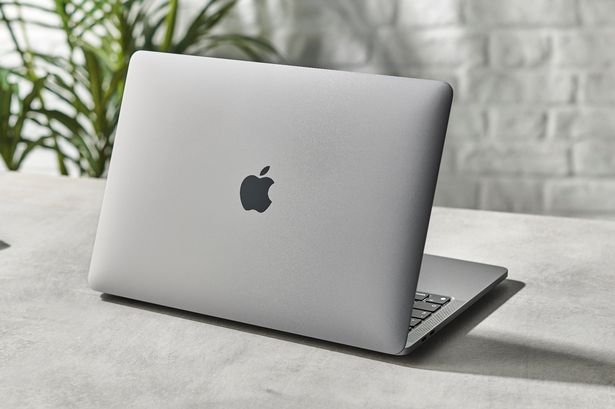 Savvy MacBook Pro shopper ditches Apple and saves £410 on best selling laptop in sale