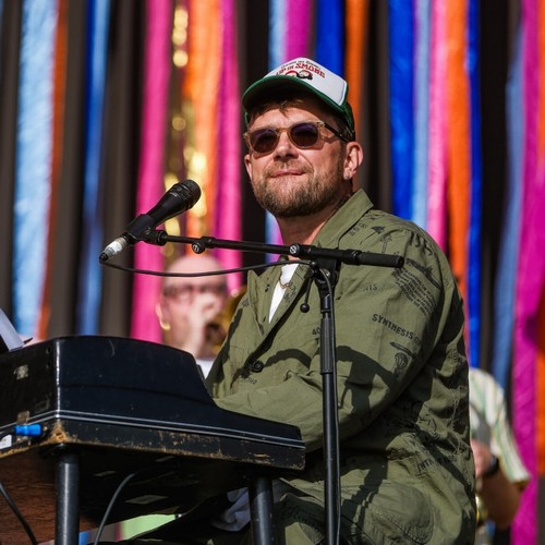 Damon Albarn urges fans to vote during surprise appearance at Glastonbury